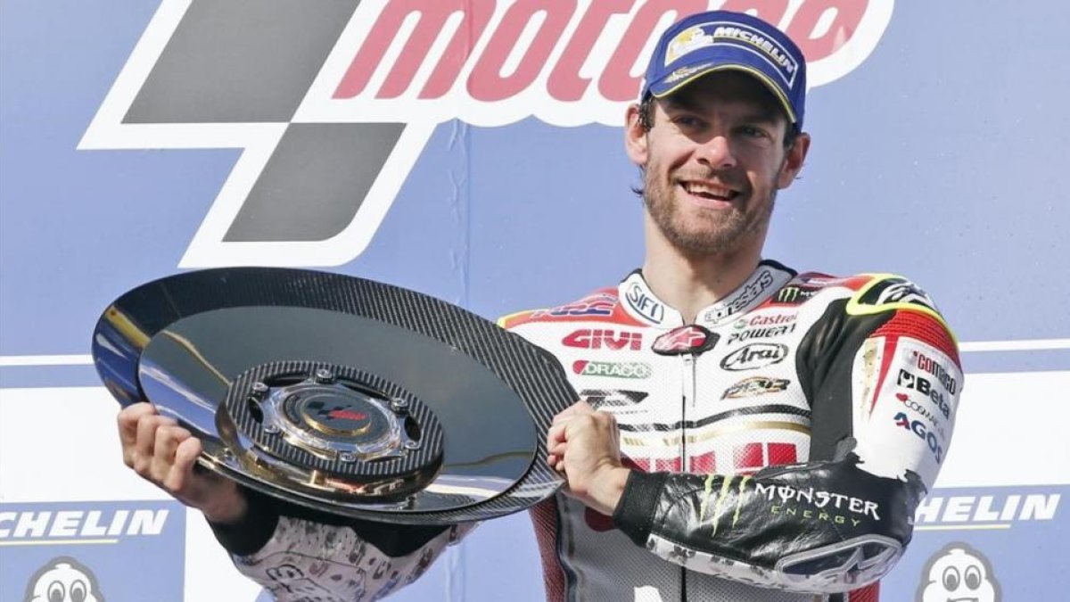 Cal Crutchlow muestra la bandeja que lo acredita como ganador del GP de Australia.-AP / ROB GRIFFITH
