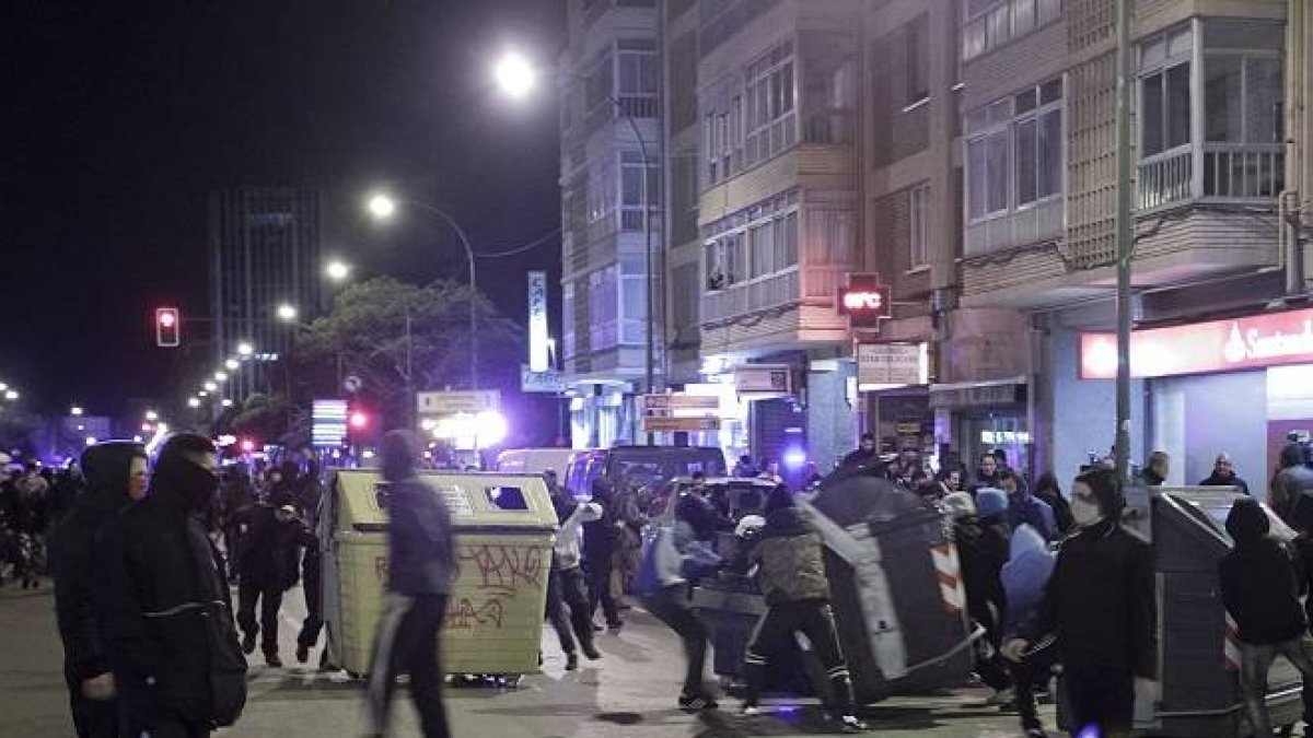 Varios grupos de personas volcaron y quemaron los contenedores de la calle Vitoria.-SANTI OTERO