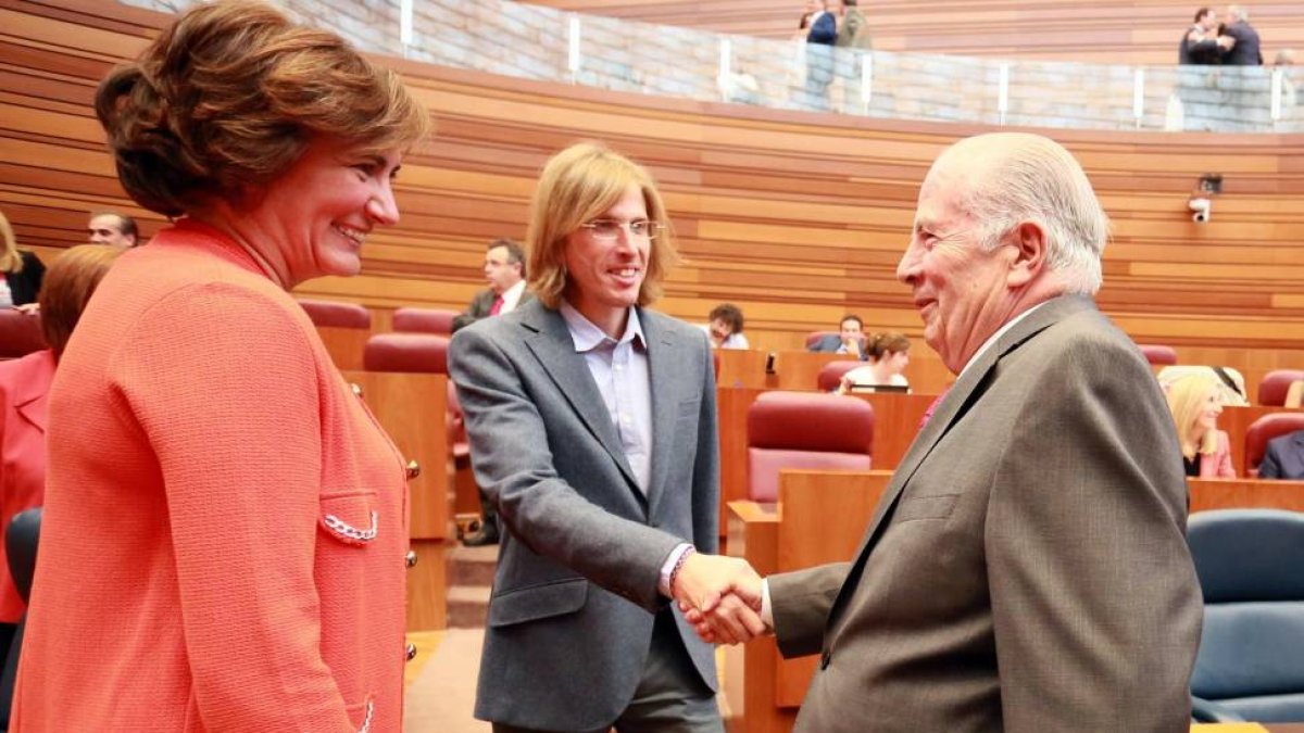 El procurador del Común, Javier Amoedo, presenta el informe anual de la institución correspondiente al año 2014 ante el pleno de las Cortes de Castilla y León. Junto a él, el portavoz de Podemos, Pablo Fernández, y la consejera de Cultura y Turismo, Josef-Ical