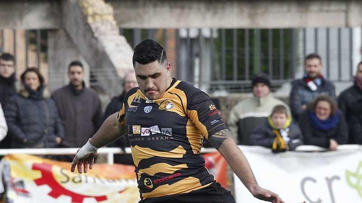 Bianco se prepara para patear el oval en un partido del pasado curso.-SANTI OTERO