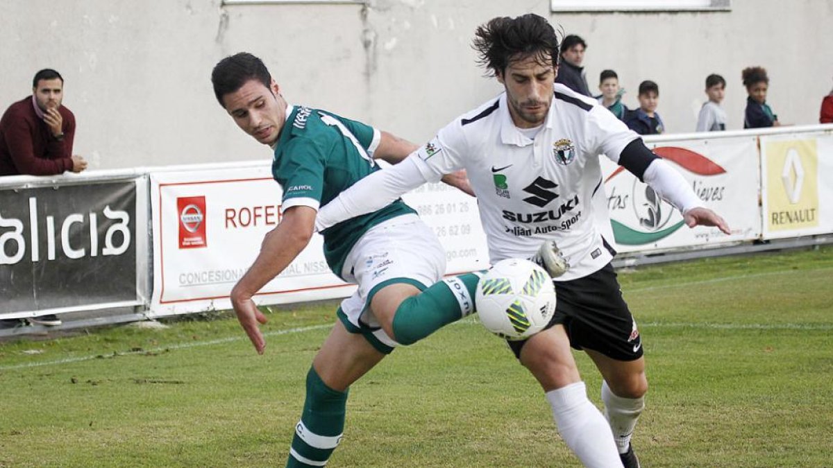 Andrés, que ayer lució el brazalete de capitán, trata de arrebatar un balón a un jugador del Coruxo en O Vao-José Lores