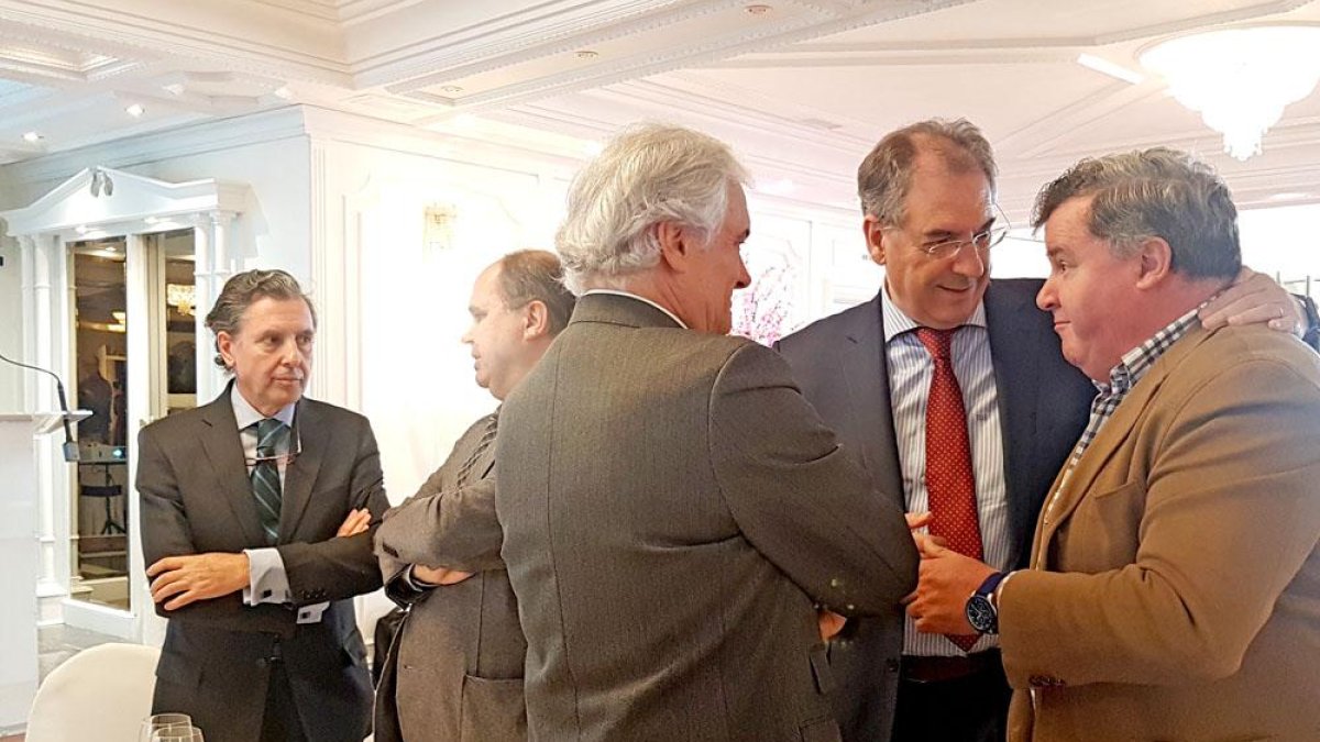 Benavente (c) charla con otros asistentes, entre ellos EnriquePascual (dch).-L. V.