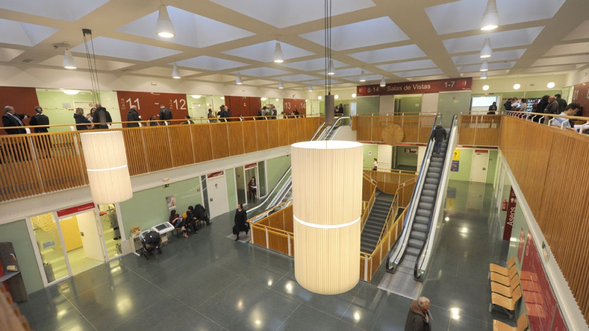Interior de los Juzgados ubicados en la avenida Reyes Católicos. RAÚL G. OCHOA