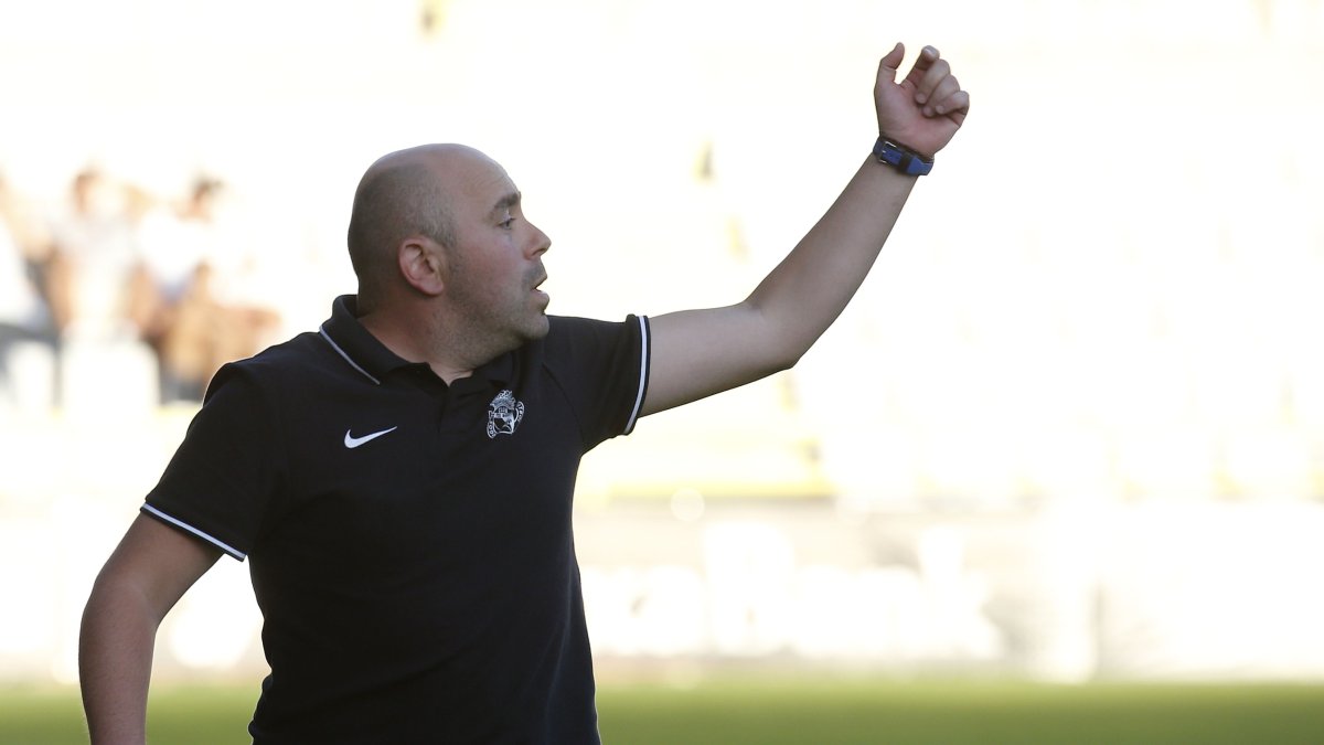 Óscar Río ‘Fosky’ da instrucciones durante el encuentro contra Osasuna B en El Plantío. SANTI OTERO