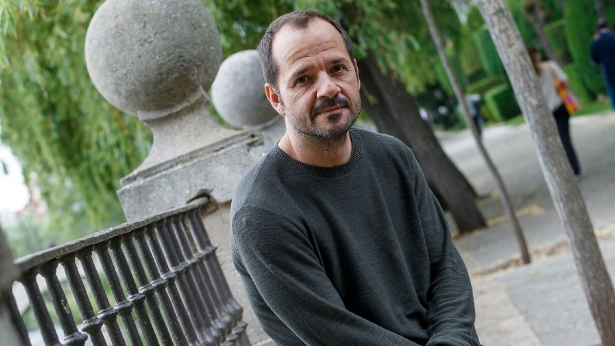 Ángel Martín, en el paseo del Espolón, antes de presentar 'Por si las voces vuelven' en Burgos. SANTI OTERO