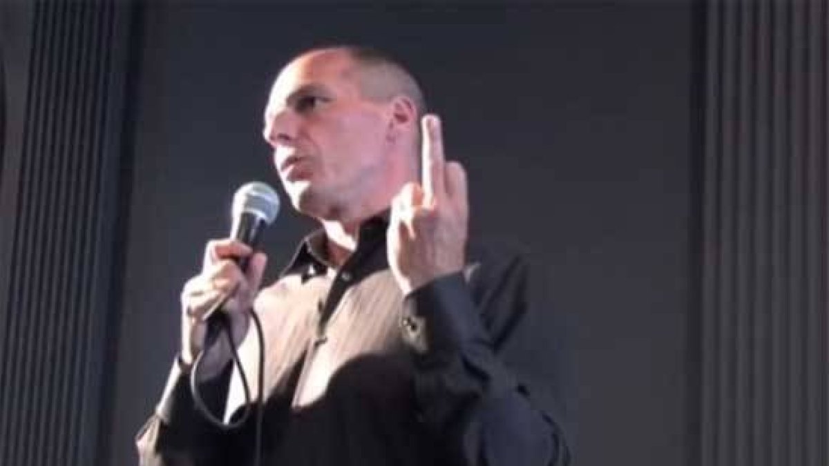 Fotograma Vídeo del programa de la TV alemana en que se le muestra a Varoufakis la grabación en que se le ve haciendo una peineta a Alemania.-Foto: YOUTUBE