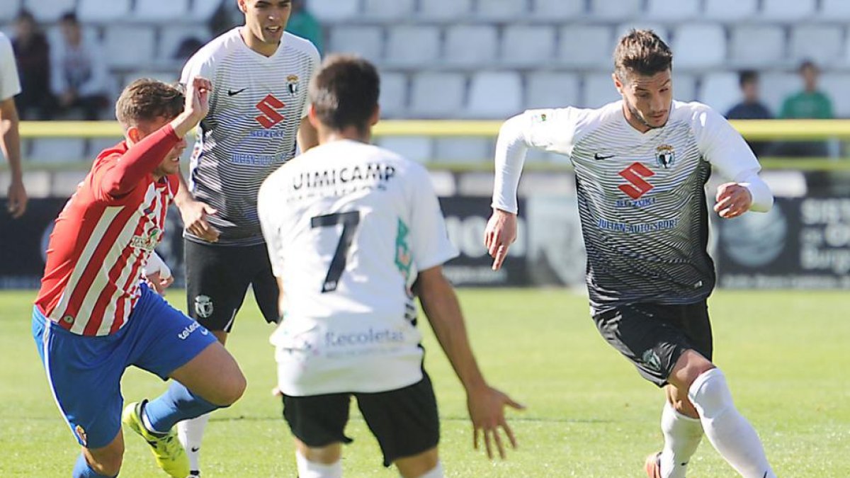 Adrián Cruz, que se ha caído del once inicial en las últimas jornadas, conduce un balón en El Plantío-I. L. Murillo