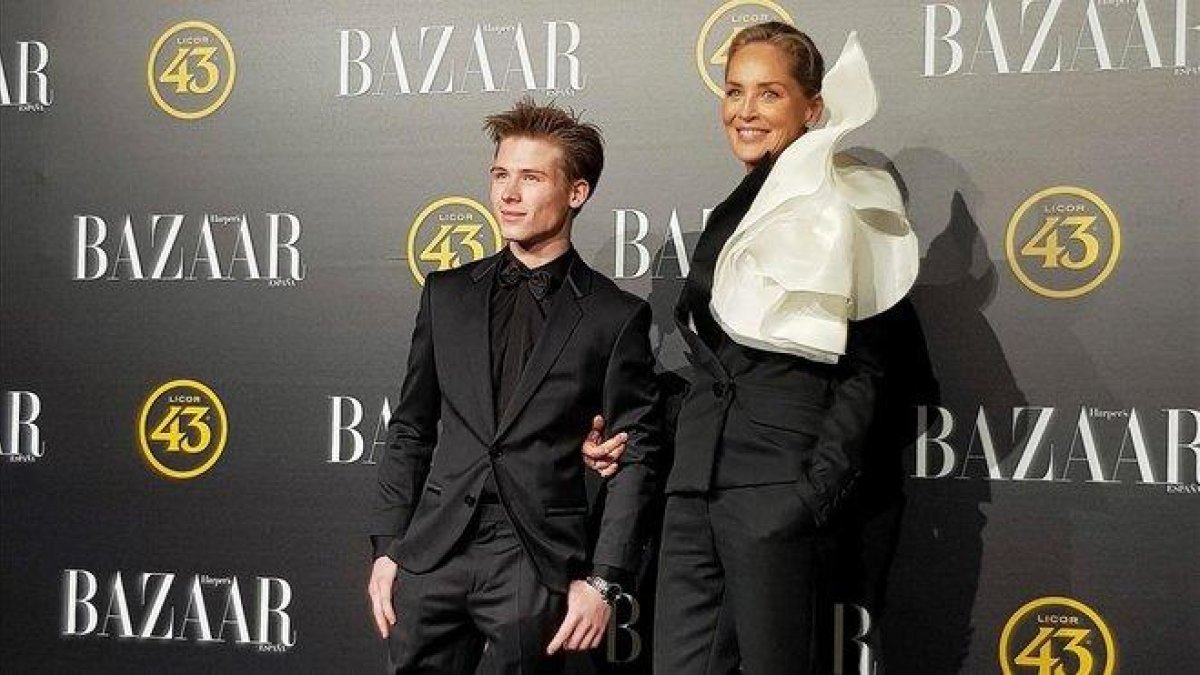 La actriz estadounidense Sharon Stone y su hijo Roan, a la entrada del palacio de Santoña.-EFE / MARÍA MUÑOZ