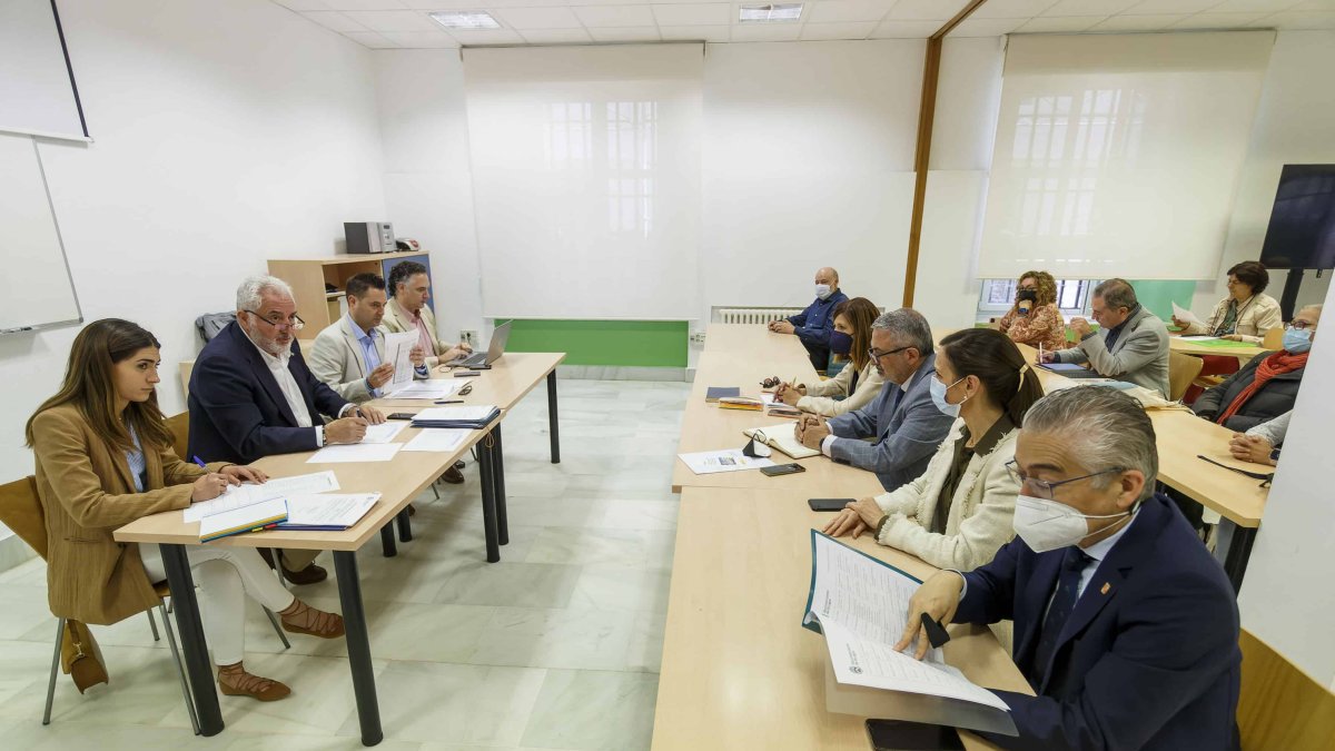 El alcalde, Daniel de la Rosa, preside el pleno del Consejo Social, en el cívico de San Juan. SANTI OTERO
