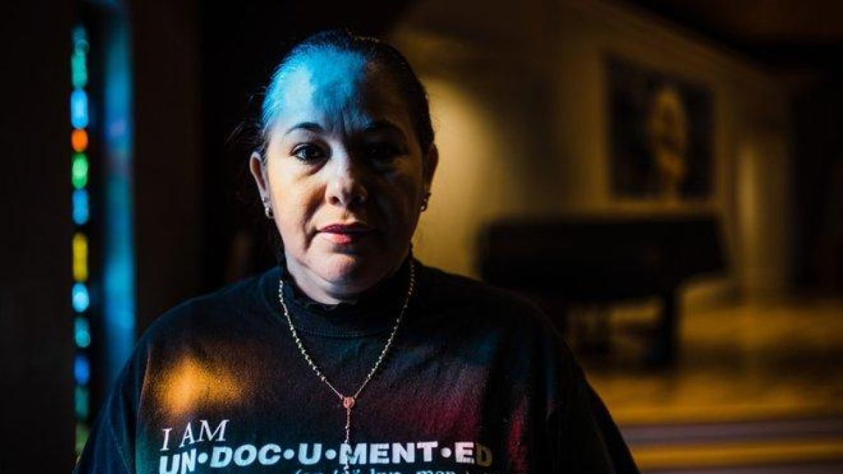 Edith Espinal de 42 años pasa sus días orando y leyendo en una iglesia menonita en Columbus.-SOLIDARITY WITH EDITH
