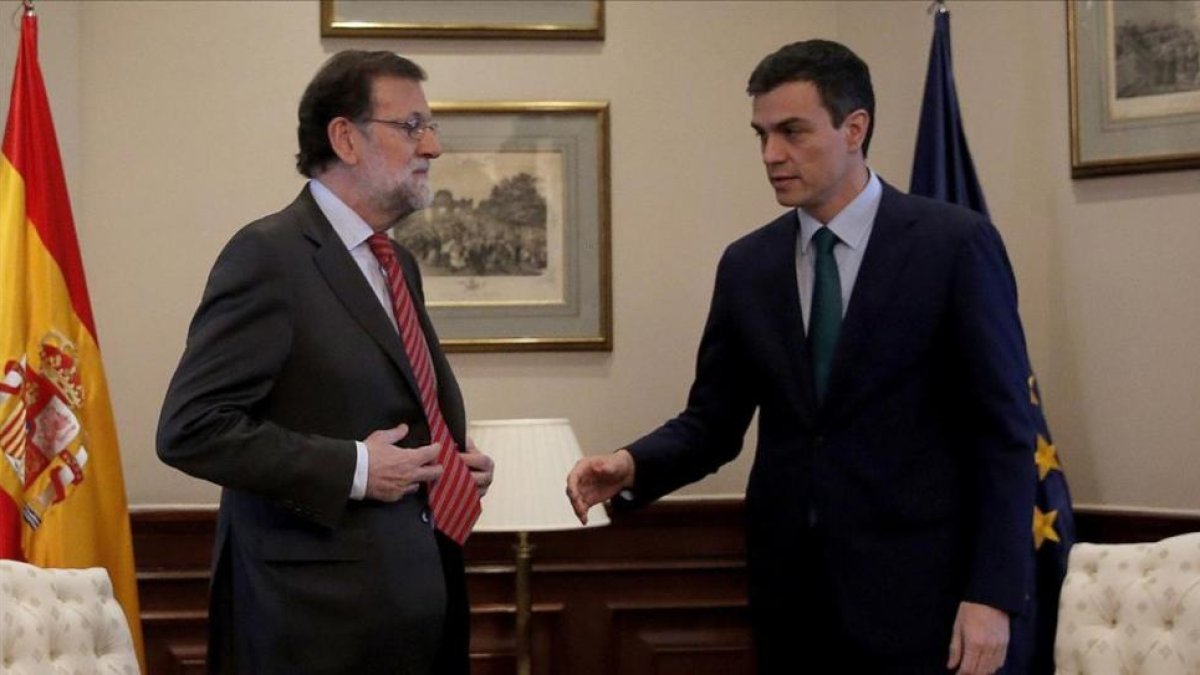Mariano Rajoy y Pedro Sánchez, durante una reunión en el Congreso el pasado 12 de febrero.-JOSÉ LUIS ROCA