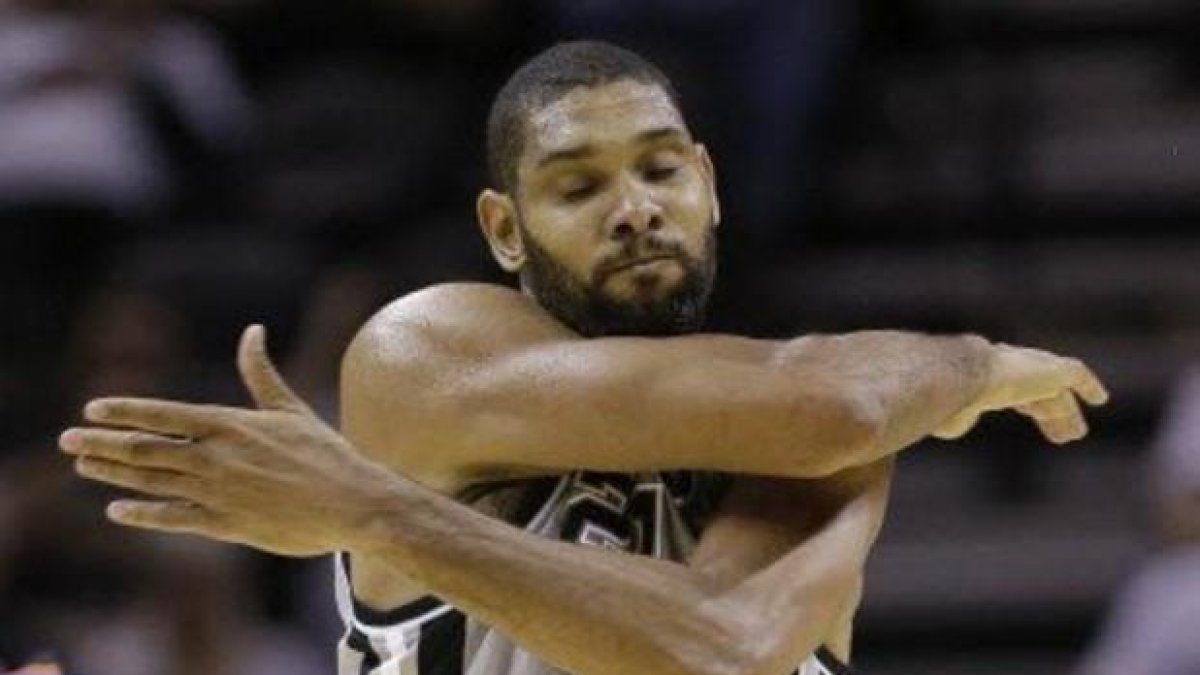 Tim Duncan se lamenta tras fallar una acción.-