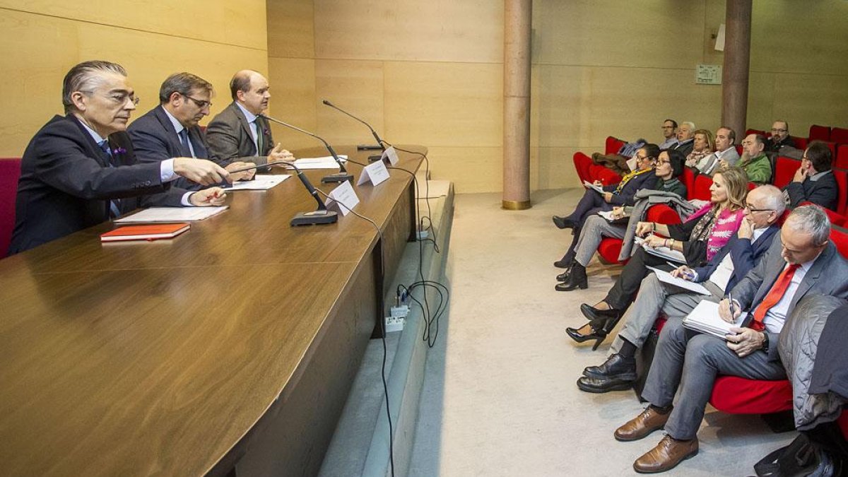 Imagen de la reunión sobre transporte celebrada ayer.-SANTI OTERO