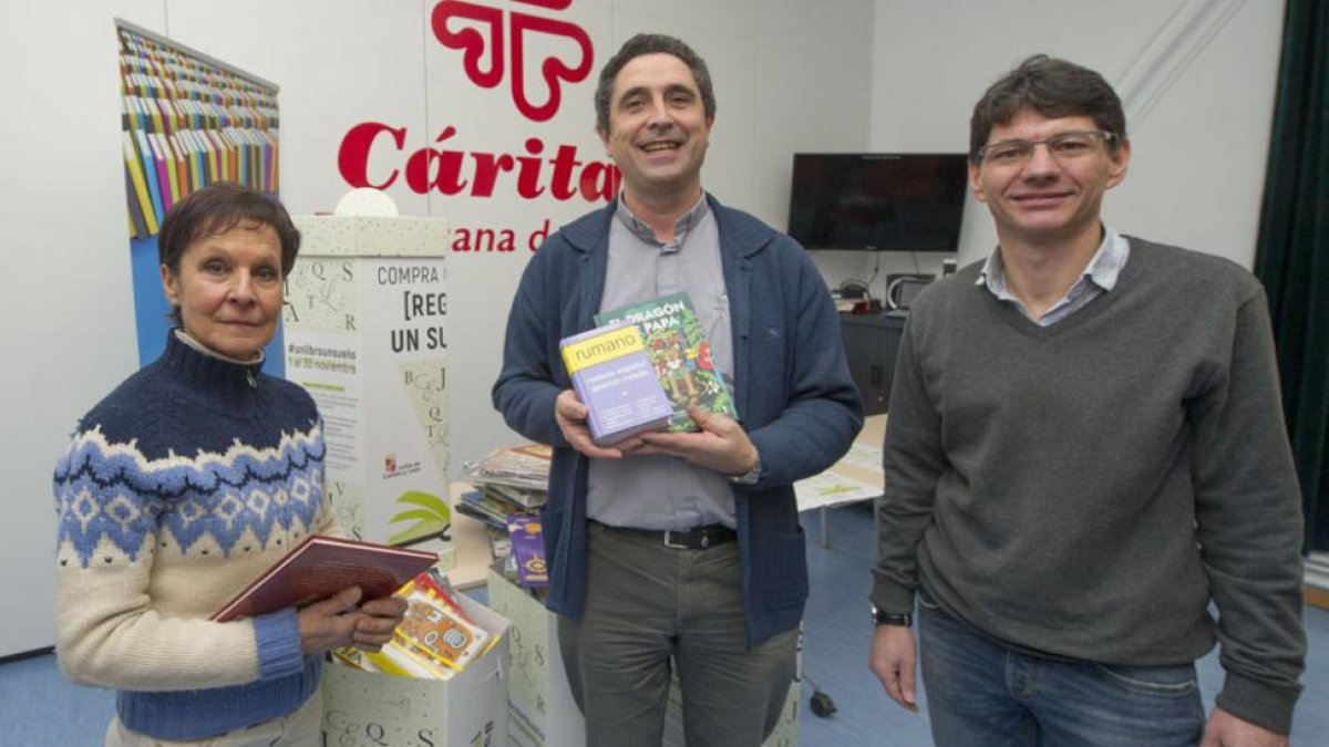 Pilar Pérez-Canales, Fernando García Cadiñanos (c.) y Álvaro Manso, ayer en el acto de entrega.-Israel L. Murillo
