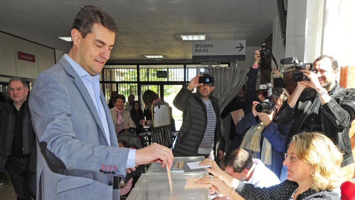 Ibáñez, en el momento de votar en su colegio electoral.-ISRAEL L. MURILLO