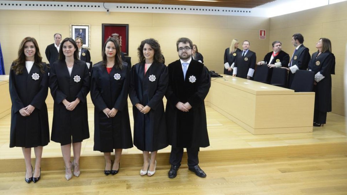 Cinco nuevos jueces de la 66ª promoción destinados en Castilla y León juran sus cargos y toman posesión de los mismos ante la Sala de Gobierno del Tribunal de Justicia de Castilla y León-ICAL