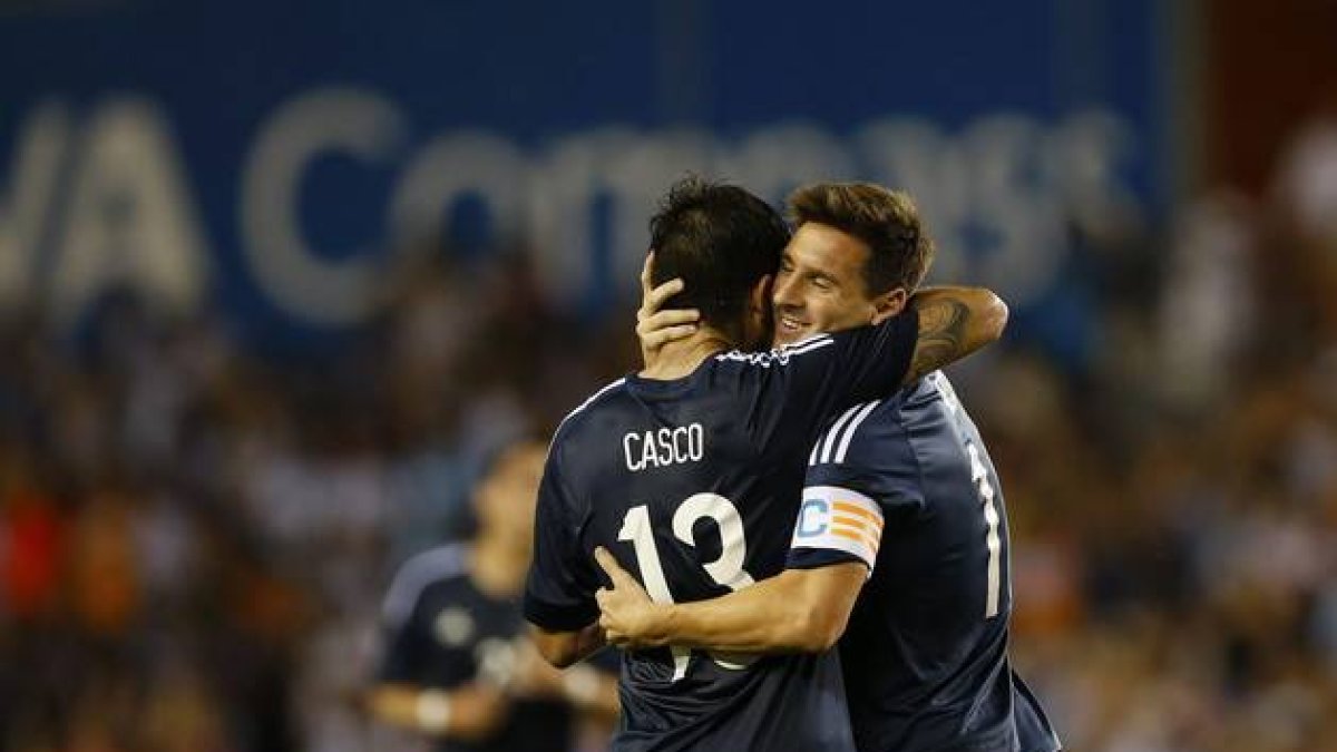 Leo Messi Argentina celebra su gol ante Bolivia con su compañero en la selección de Argentna Milton Casco.-EFE / AARON M. SPRECHER