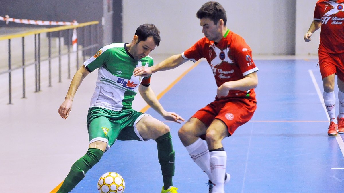 Fer controla el balón. TOMÁS ALONSO