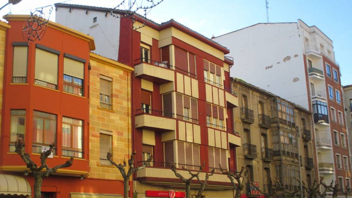 Este año tendrán que pasar la inspección los edificios construidos entre 1937 y 1950.-E. M.