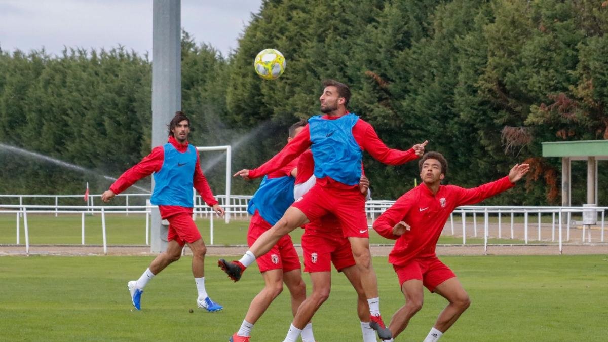 El Burgos CF se ejercitó ayer en las instalaciones de Pallafría-Burgos CF