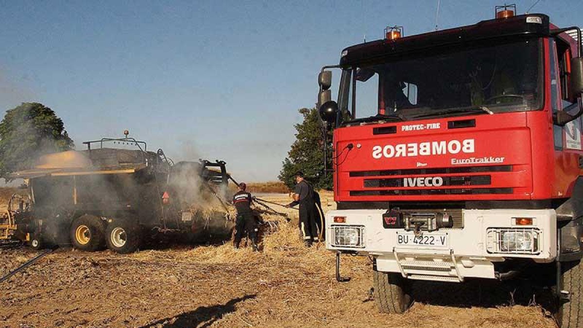 Un equipo de bomberos participa en la extinción de un incendio en una zona agrícola.-G. G.