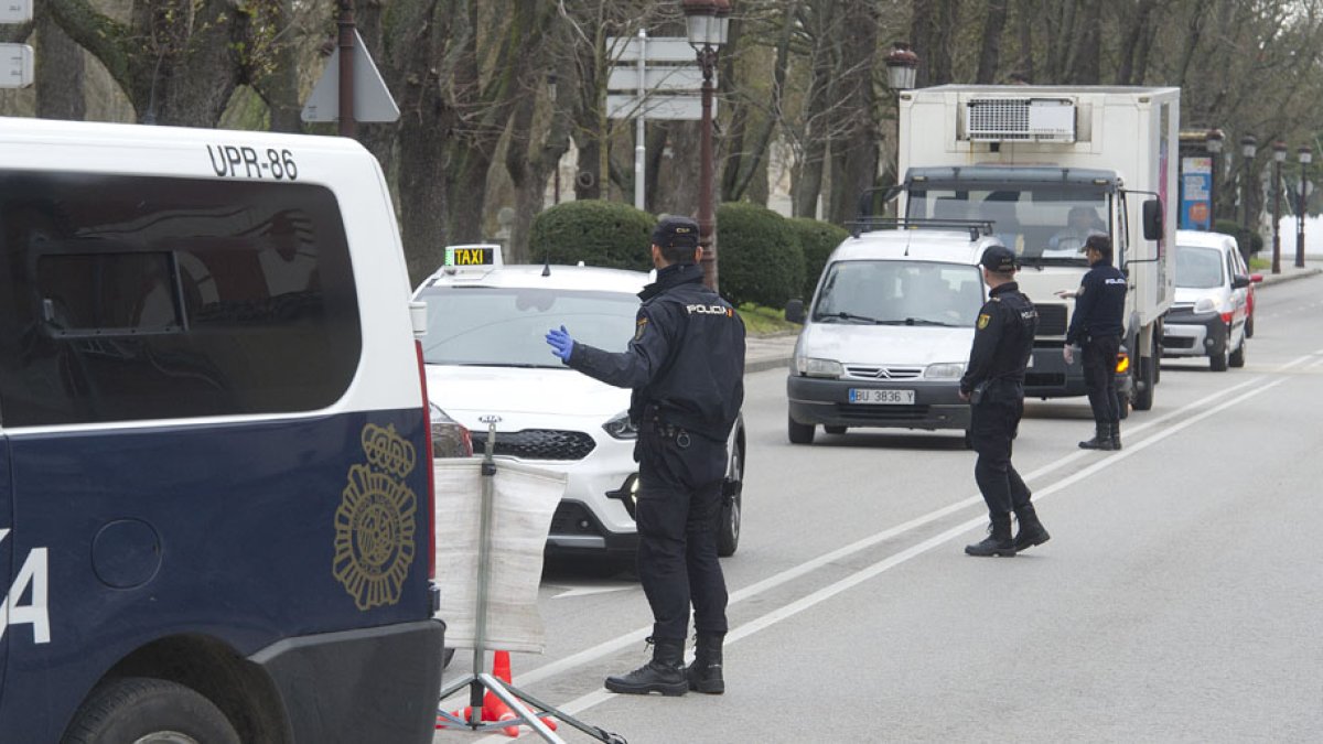 Imagen de un control de la Policía Nacional ayer en la capital. ISRAEL L. MURILLO