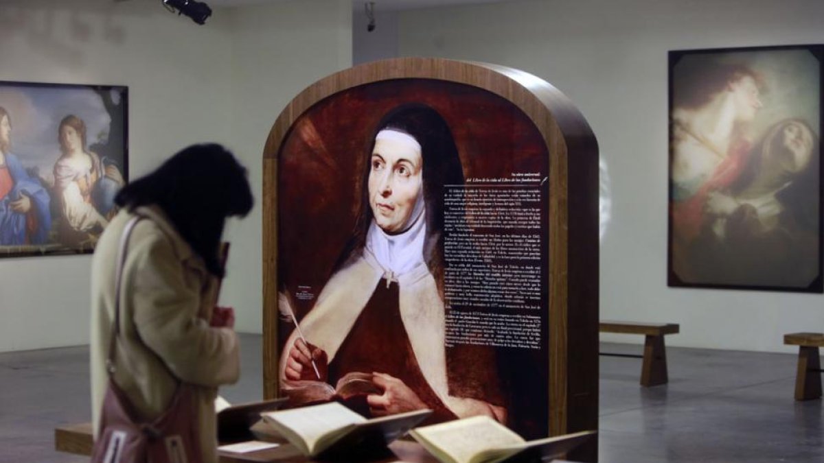 Una visitante lee los autógrafos de la Santa frente a una imagen del retrato de ella que pintó Rubens.-Raúl Ochoa