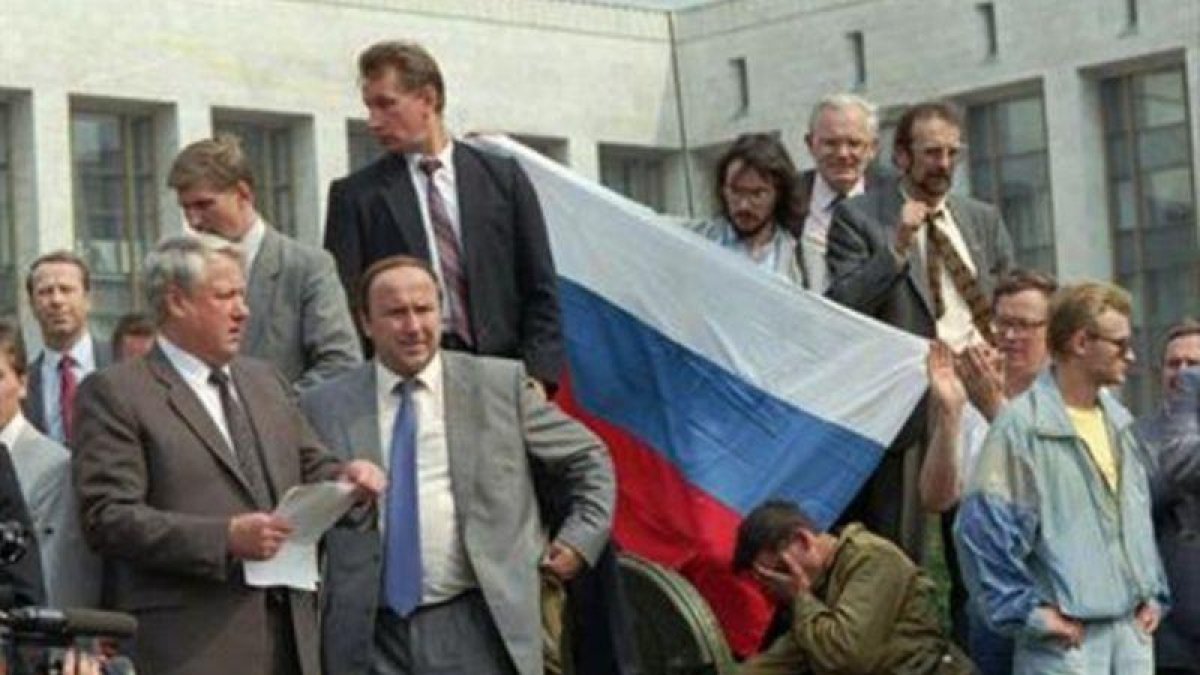 Esta foto, del 20 de agosto de 1991, en la que se ve a Boris Yeltsin con unos folios en la mano subido en un tanque fue difundida por televisiones de todo el mundo. La instantánea reforzó al presidente de la federación rusa, que se opuso con vehemencia al-AP