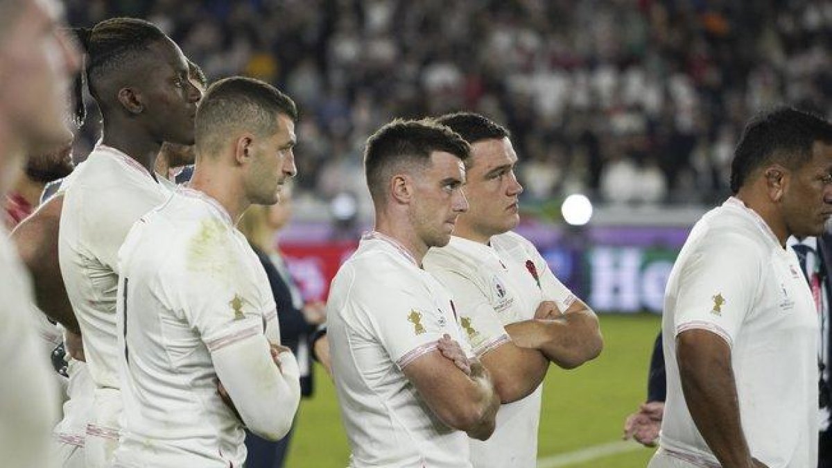 Los jugadores de Inglaterra, con caras largas, tras la derrota ante Sudáfrica.-EFE /EPA / FRANCK ROBICHON (EPA)