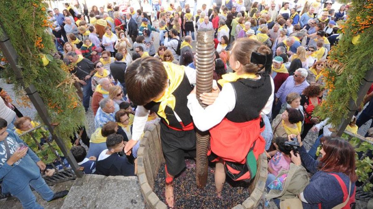 Dos niños fueron los encargados del pisado del que salió el primer mosto con que brindaron las autoridades en la XXI Feria de la Vendimia de Arlanza.-I. L.M.