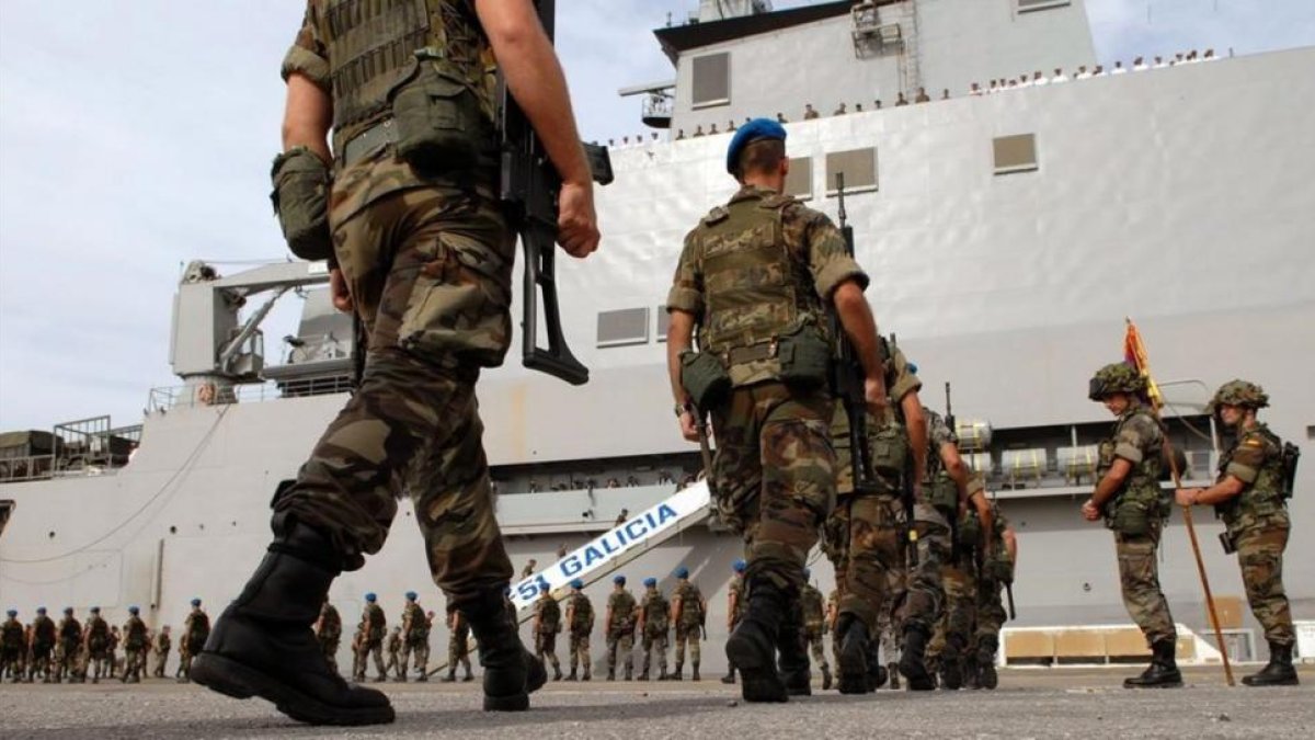 Soldados del Ejército de Tierra se embarcan en un buque de la Armada en la base de Rota.-EFE / JARO MUÑOZ