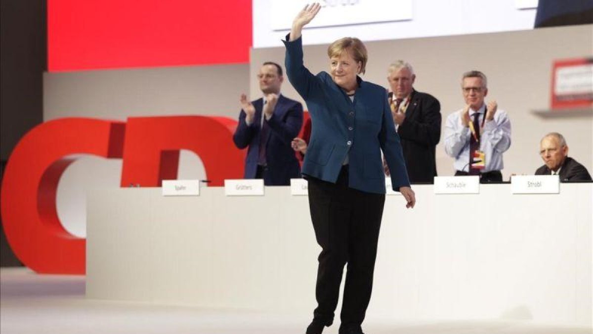 La cancillera alemana, Angela Merkel, se despide de los asistentes al congreso de la CDU, en Hamburgo.-MICHAEL SOHN (AP)