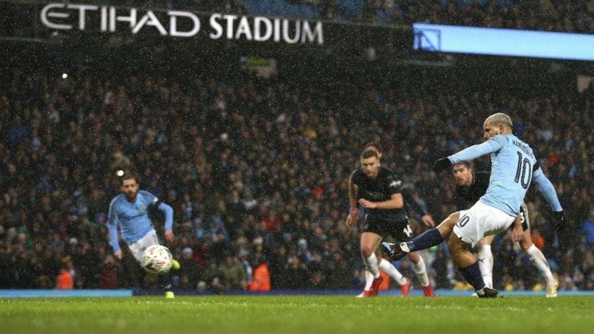 Agüero marca el quinto del City ante el Burnley de penalti.-EL PERIÓDICO