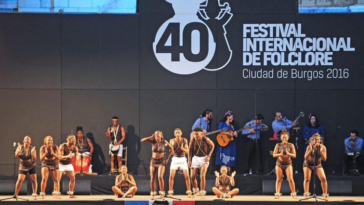 La clausura llenó la plaza y concluyó con una danza conjunta coreografiada por Manuel Segovia.-Israel L. Murillo