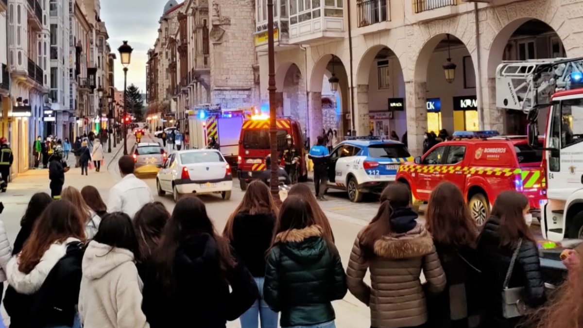 Expectación en la calle Santander por el despligue de los bomberos y la policía local. ECB