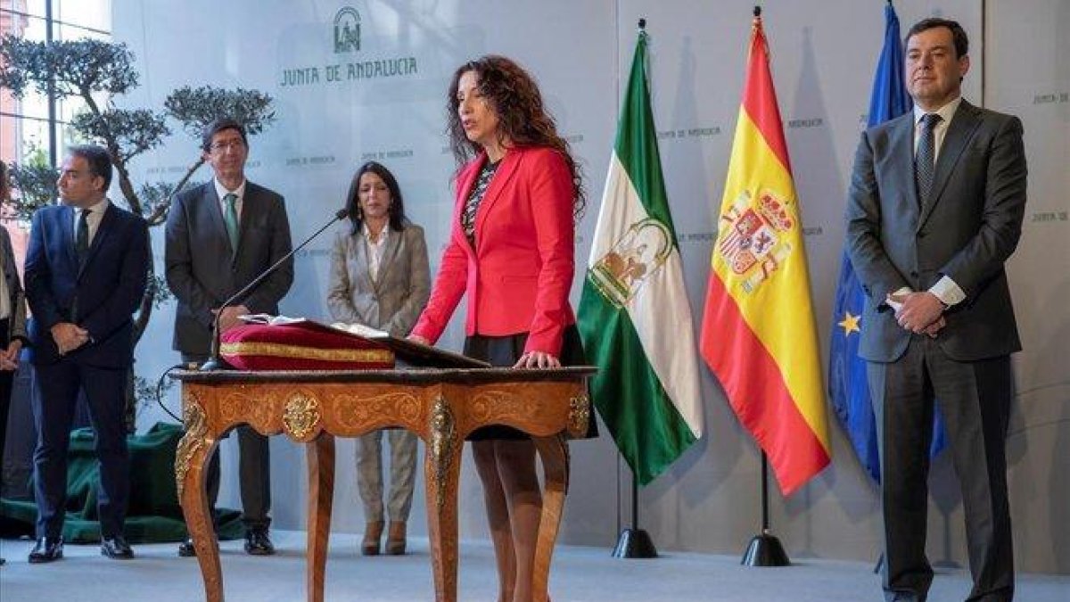 La nueva consejera de Igualdad Políticas Sociales y Conciliación Rocío Ruiz, toma posesión de su cargo ante el presidente de la Junta de Andalucía, en enero.-EFE / JULIO MUNOZ