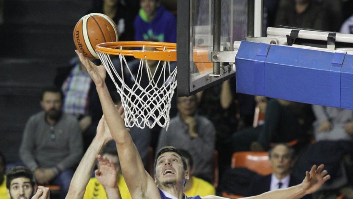 Huskic palmea el balón.-SANTI OTERO