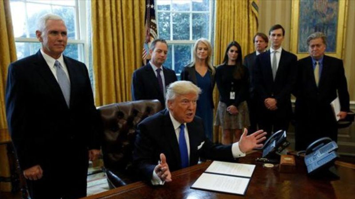 Trump, en el Despacho Oval, antes de firmar una orden ejecutiva.-REUTERS / KEVIN LAMARQUE