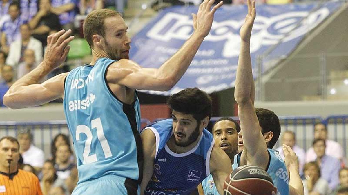 Barrera dobla el balón en el San Pablo-Estu de liga regular-SANTI OTERO