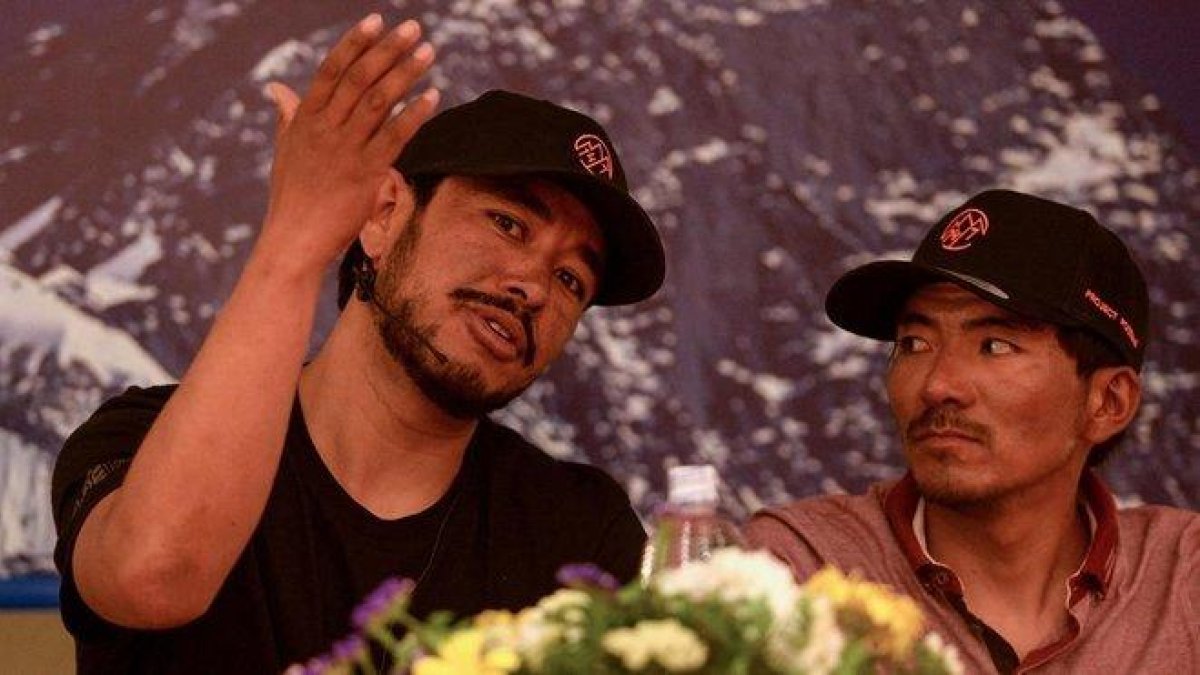 Nirmal Purja, a la izquierda.-AFP / PRAKASH MATHEMA