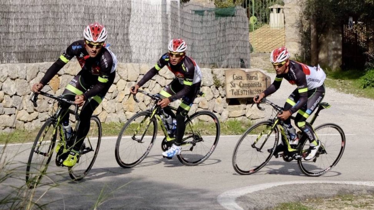 Igor Merino, David Belda y Jesús del Pino durante un entrenamiento.-