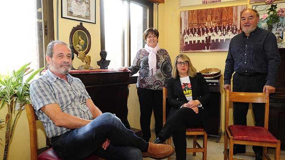 Antonio Ruiz (vicepresidente segundo), María José Barrio (directora), Raquel Lafuente (secretaria) y Jesús Domingo (presidente) son parte activa de la Schola Cantorum.-ISRAEL L. MURILLO