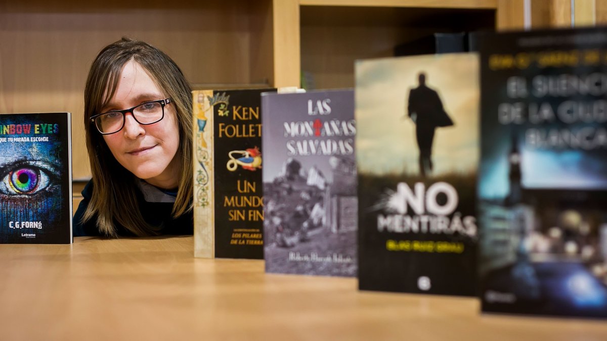 La influencer Estefanía Hernando posa con algunas de las novelas. TOMÁS ALONSO