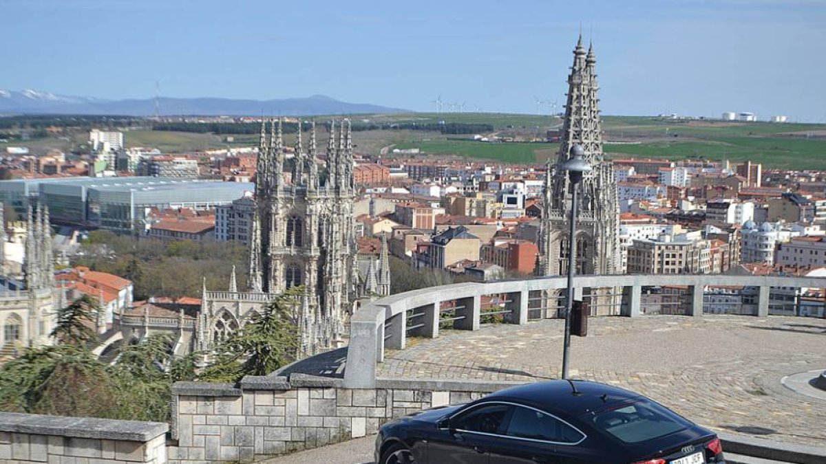 Desde el mirador, el Audi contempla la majestuosa Catedral y ésta le devuelve la admiración a las líneas elegantes del modelo A5 que probamos.-HÉCTOR FUSTEL