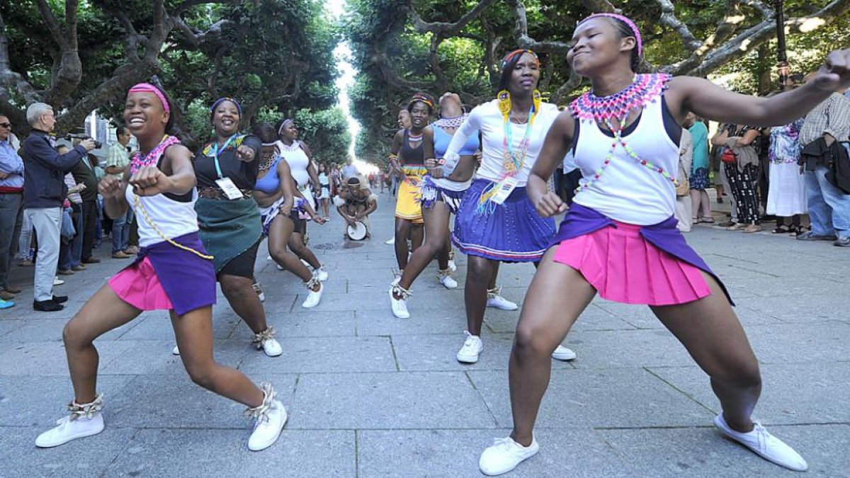 Sudáfrica, que cerraba la comitiva, imprimió ritmo africano al desfile.-Israel L. Murillo