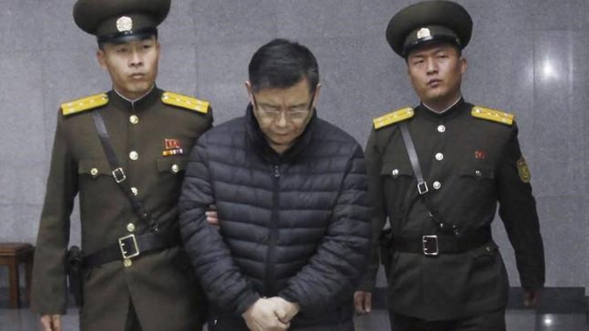 Lim Hyeon-soo, escoltado por dos policías norcoreanos después de conocer la sentencia.-AP / JON CHOL JIN