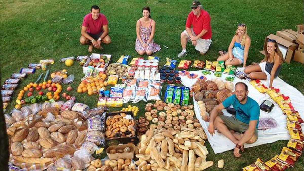 Alimentos encontrados en la basura, expuestos en un parque de Estados Unidos.-Foto: ROB GREENFIELD