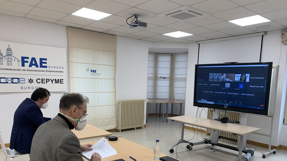 Miguel Ángel Benavente y Carlos Arce, en la sede de FAE durante el encuentro con el presidente autonómico de CEOE, Santiago Aparicio. ECB