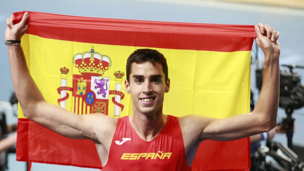Jesús Gómez celebra el bronce logrado en la pista cubierta de Torun. TWITTER / @RFEA