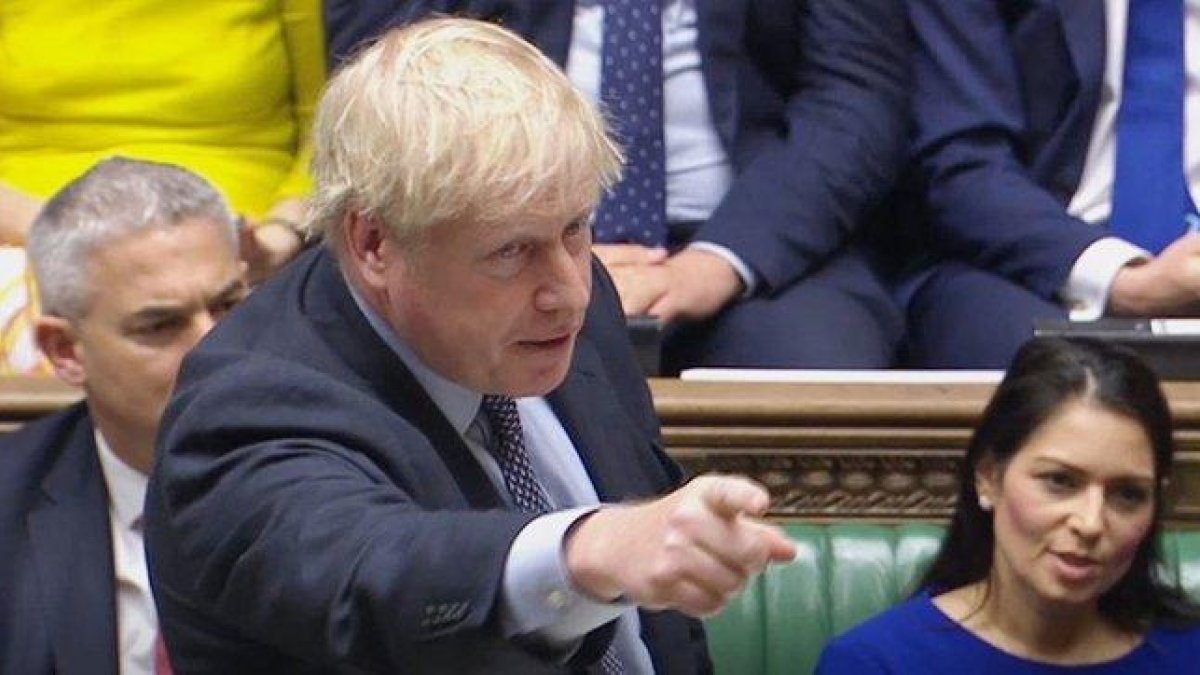 El primer ministro británico, Boris Johnson, interviene ante la Cámara de los Comunes, este sábado.-EFE / JESSICA TAYLOR